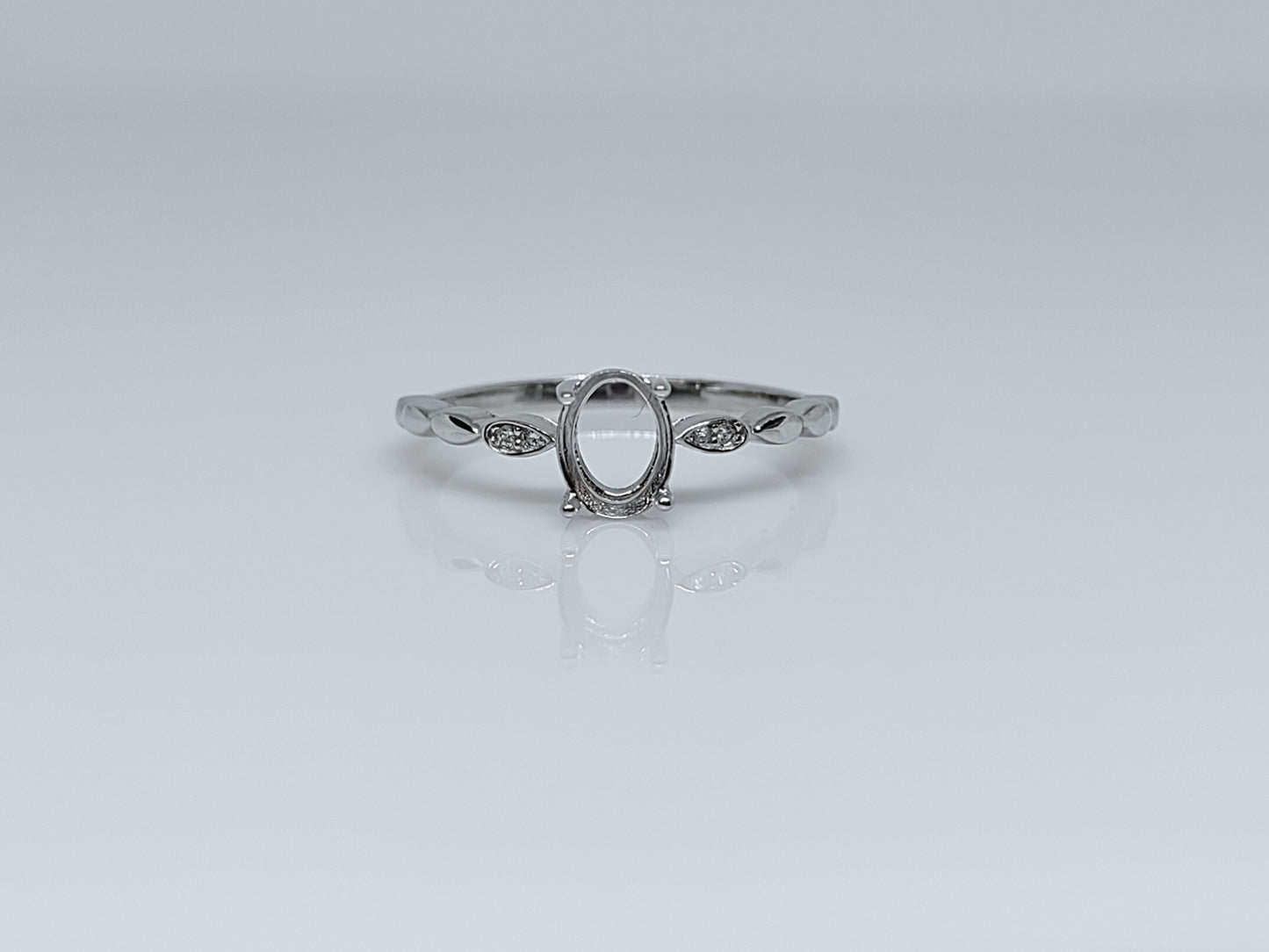 A silver art deco vintage style oval semi mount setting.