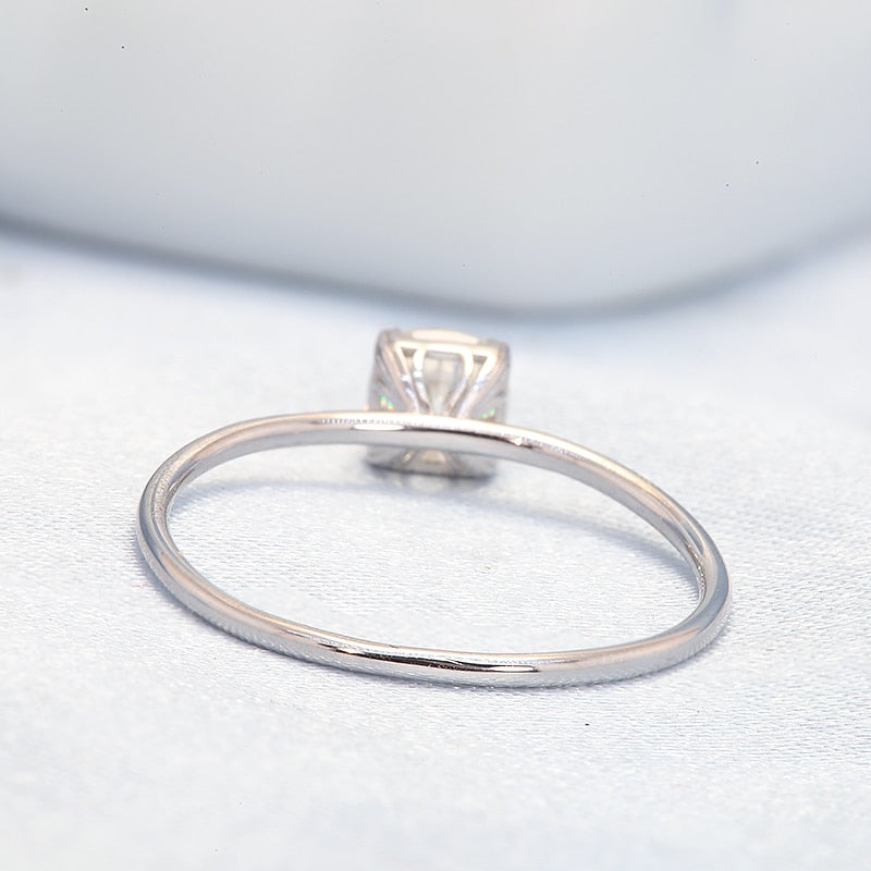 A silver solitaire with a squared basket.